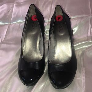 Size 10 Life Stride Black Pumps